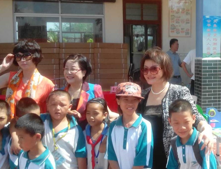 共享蓝天•共促成长--贫困家庭儿童书桌椅琼海赠送仪式成功举行