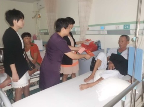 爱心传递红瑞给瑞韩李炳秋癌症父亲送去了慰问金